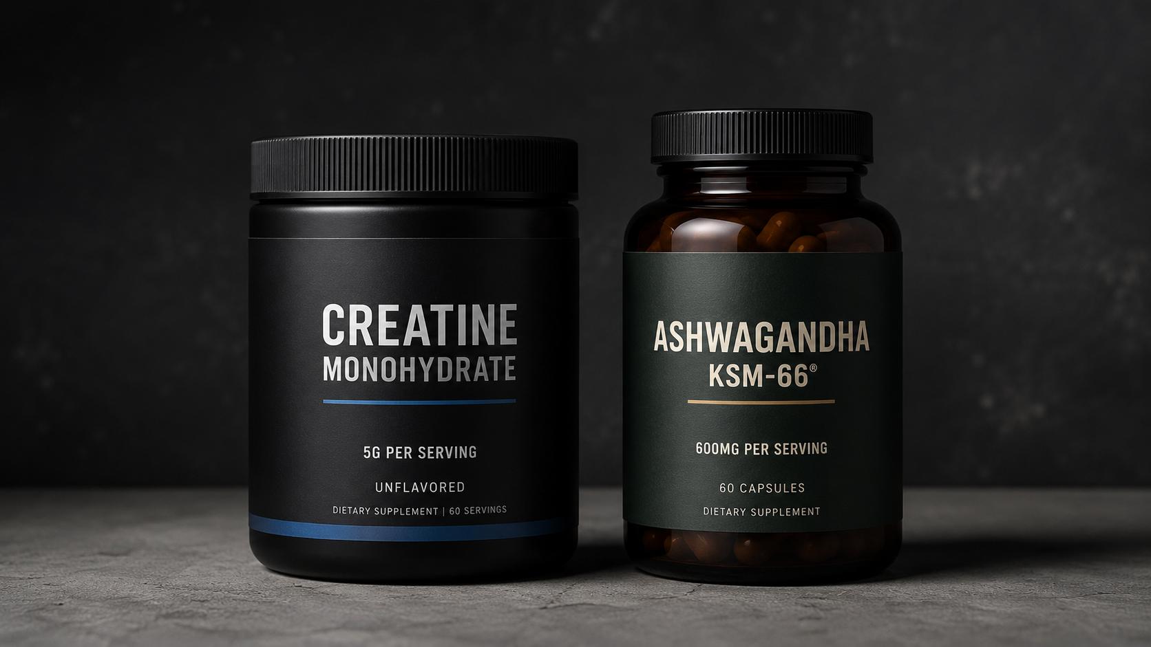 Deux pots de creatine monohydrate et d'ashwagandha KSM-66 poses cote a cote sur une surface en beton fonce
